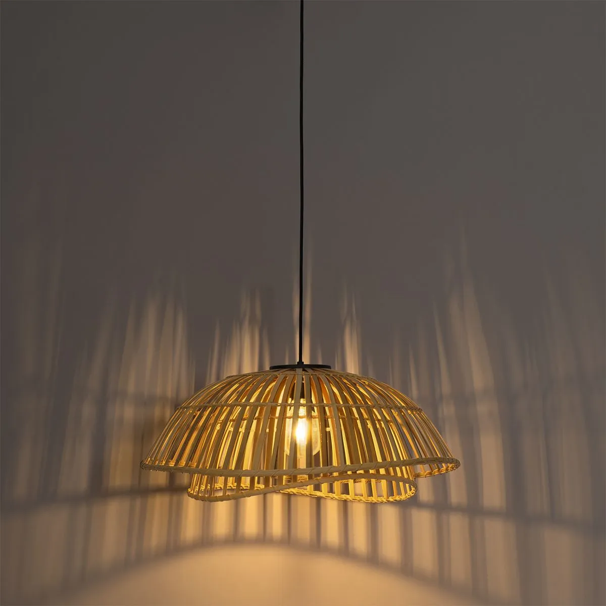 Lampe à suspension orientale noire avec bambou naturel 62 cm - Pua