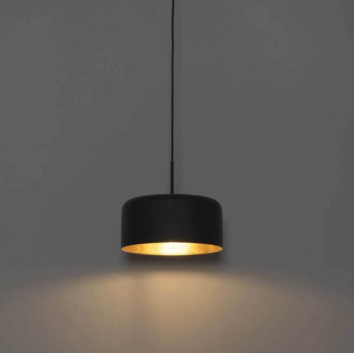 Lampe à suspension rétro noire avec intérieur doré - Jinte