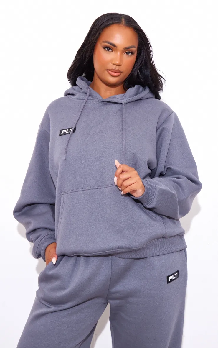 PRETTYLITTLETHING Plus Hoodie oversize gris anthracite à détail badge logo