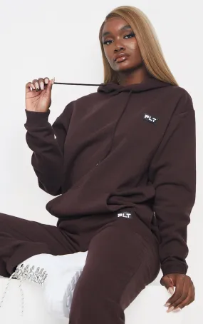 PRETTYLITTLETHING Tall Hoodie oversize marron chocolat à détail badge