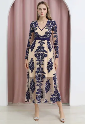 Robe longue en maille brodée florale à col en V en bleu marine