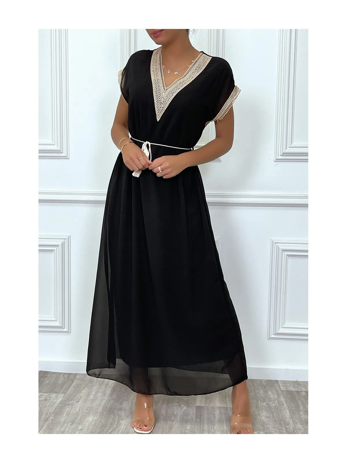 Robe longue noir avec broderie et ceinture lacet beige