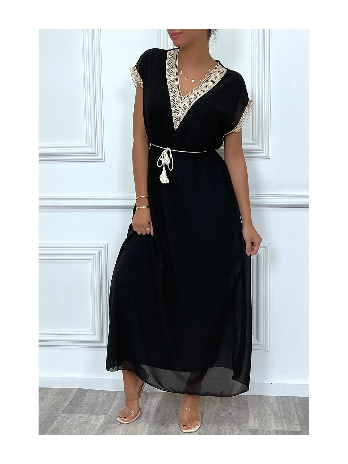 Robe longue noir avec broderie et ceinture lacet beige