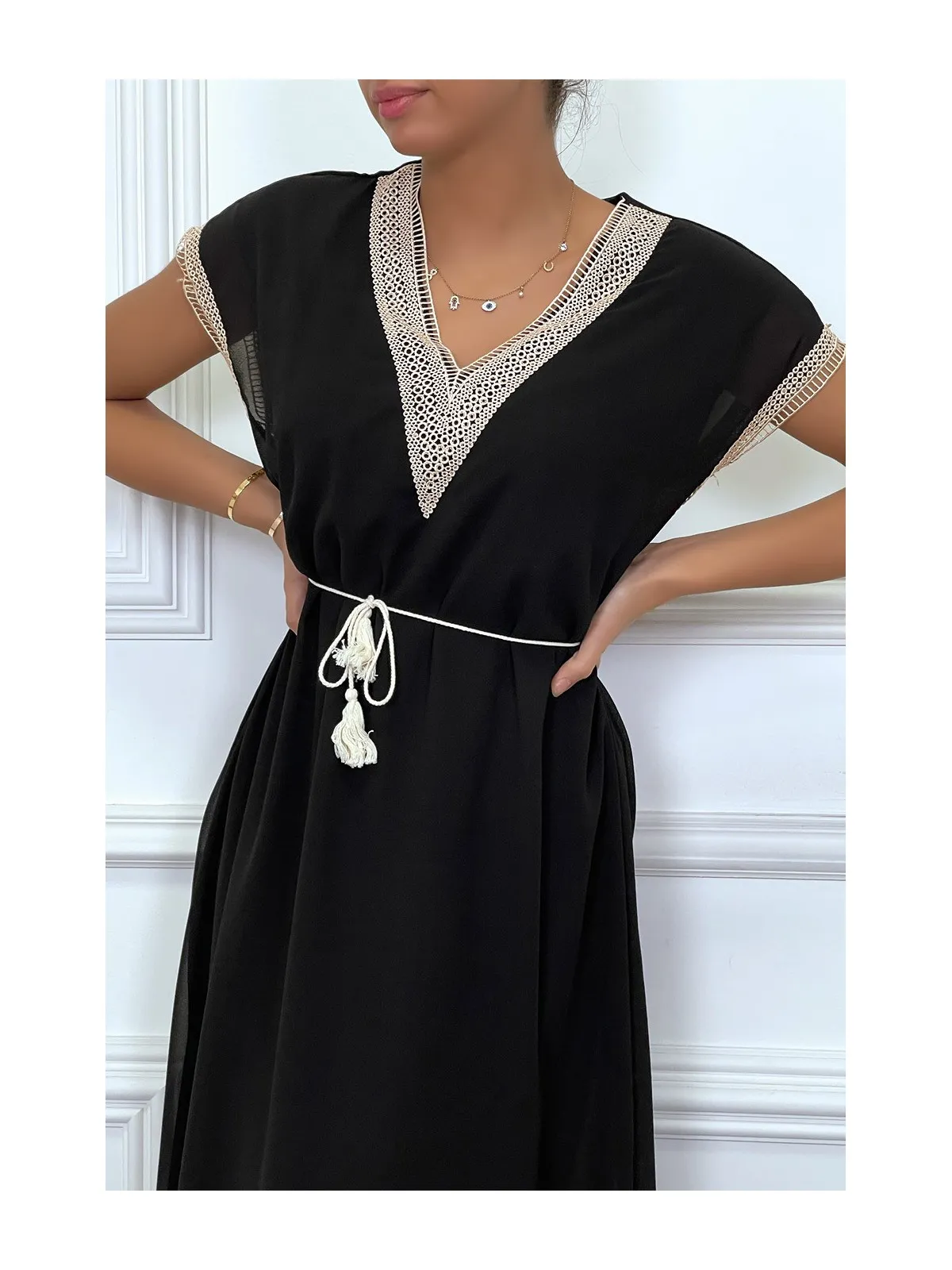 Robe longue noir avec broderie et ceinture lacet beige