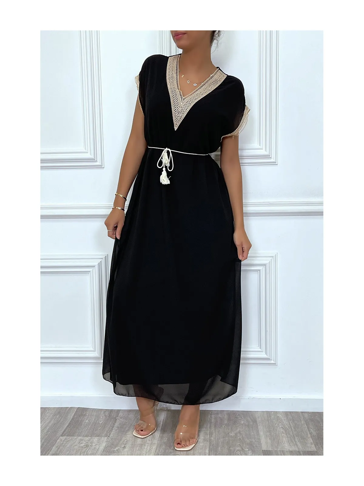 Robe longue noir avec broderie et ceinture lacet beige