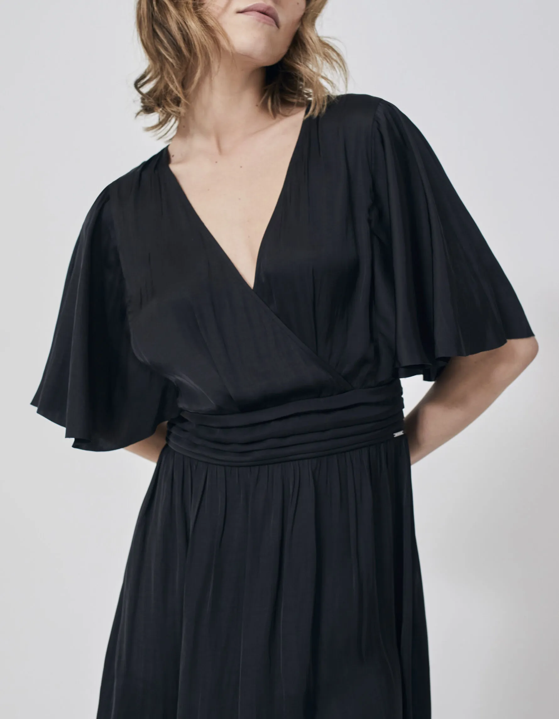 Robe noire satinée recyclée avec ceinture drapée Femme