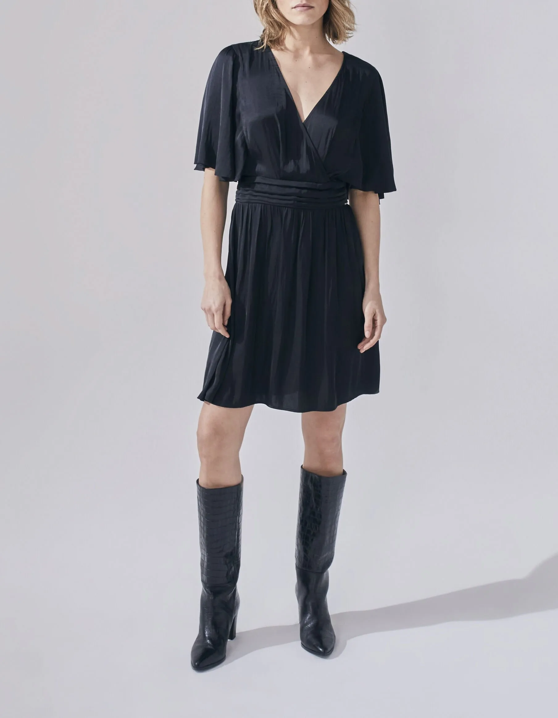 Robe noire satinée recyclée avec ceinture drapée Femme