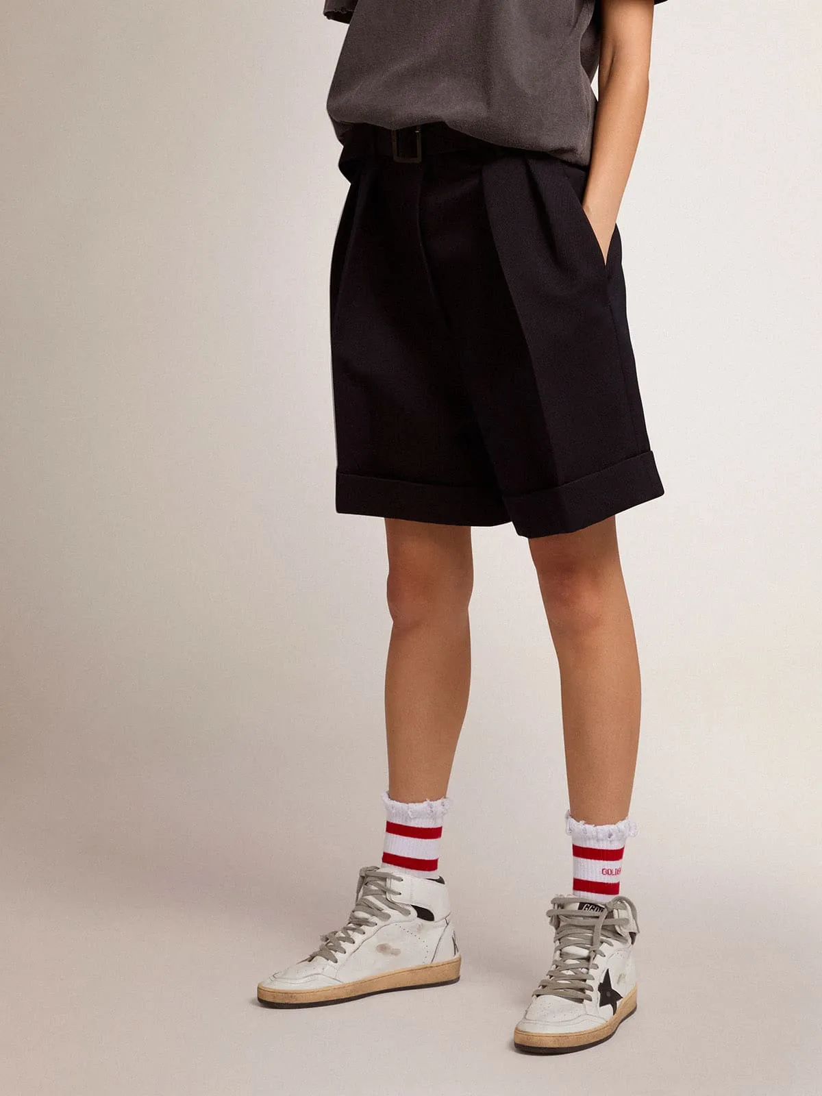 Short femme en gabardine de laine noire avec ceinture à la taille | Golden Goose