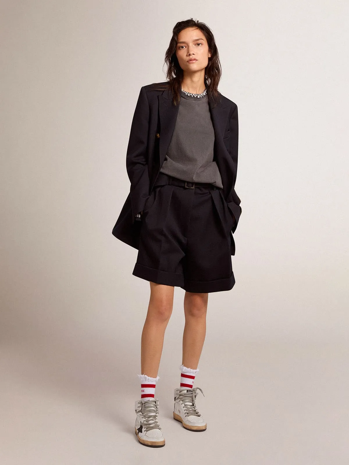 Short femme en gabardine de laine noire avec ceinture à la taille | Golden Goose