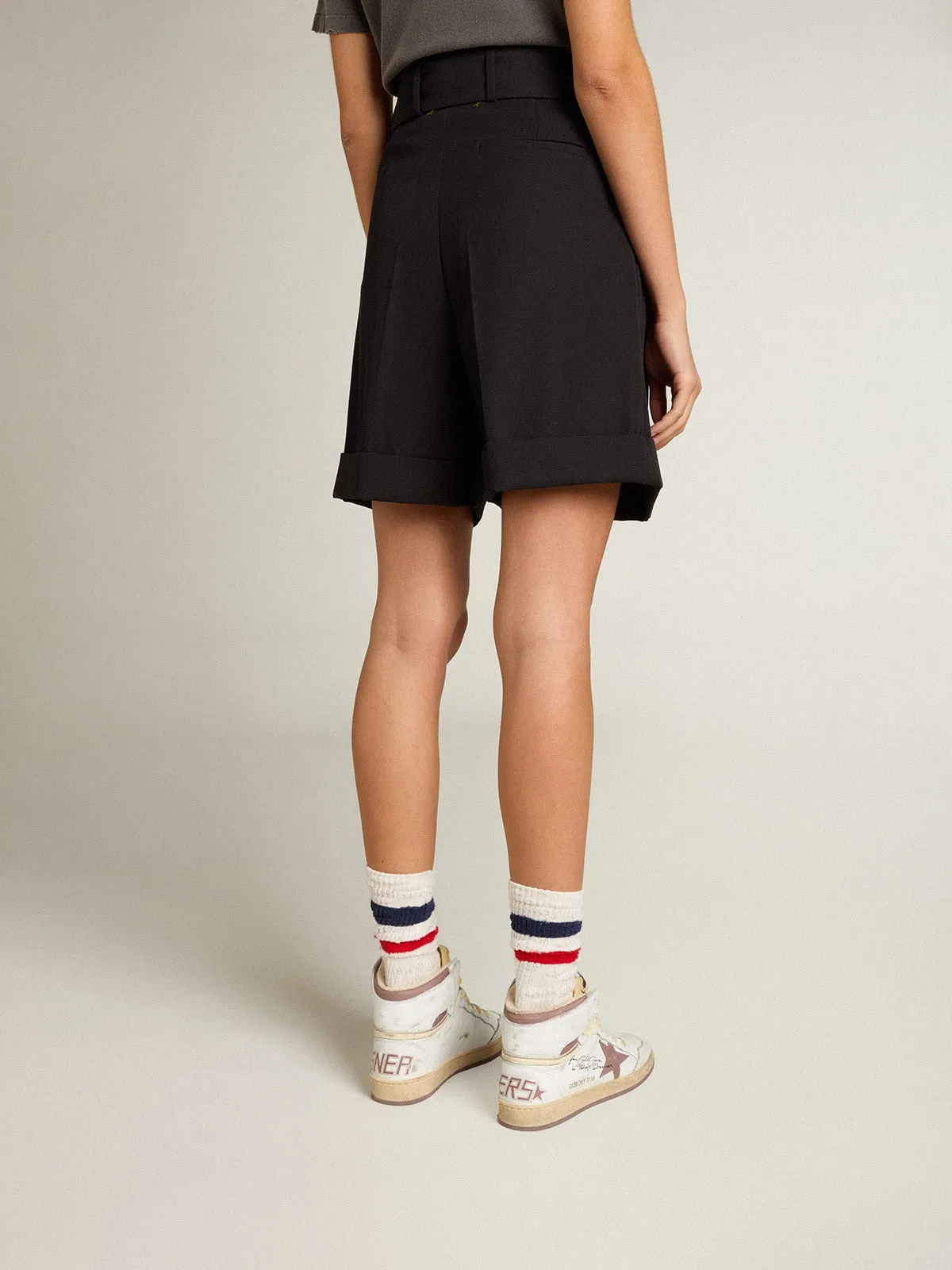 Short femme en gabardine de laine noire avec ceinture à la taille | Golden Goose