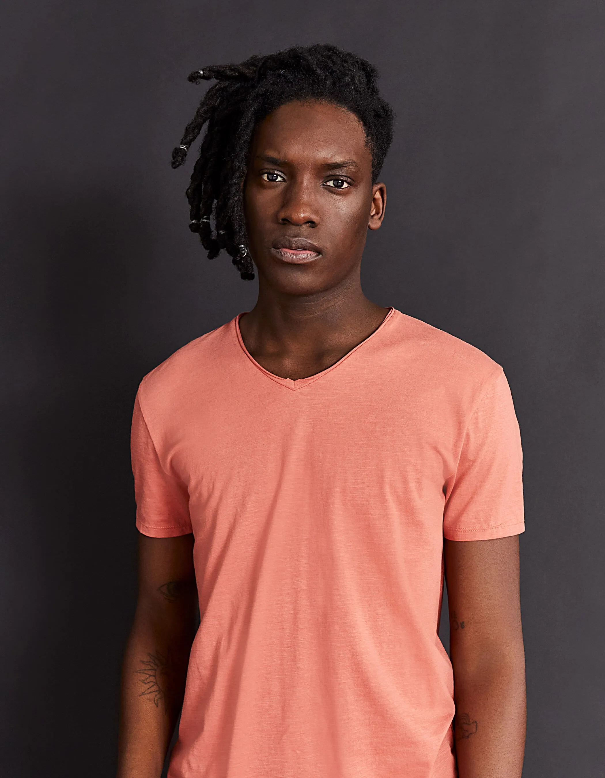 Tee-shirt L'Essentiel corail à col V Homme
